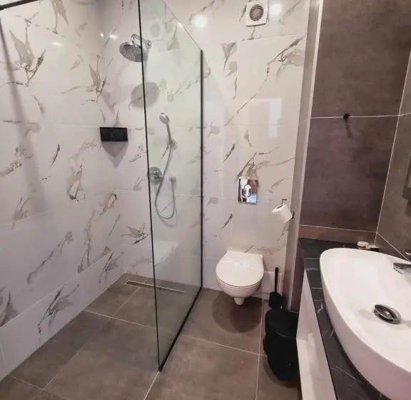 Standard Kolmen Hengen Huone, Nava