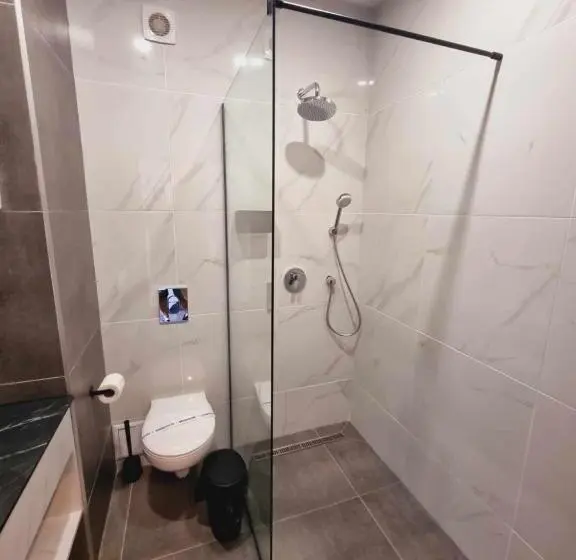 Standard Kolmen Hengen Huone, Nava