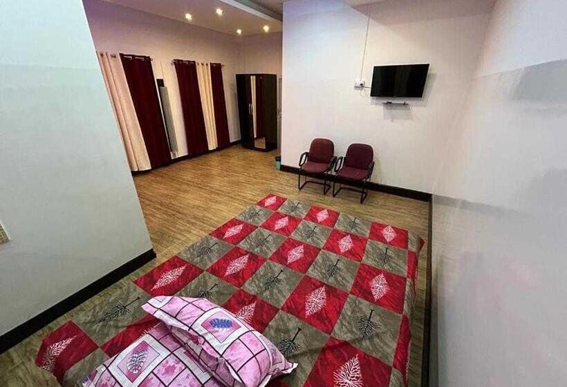 トリプルクラシックルーム, Oyo Ganapati Bhawan Homestay