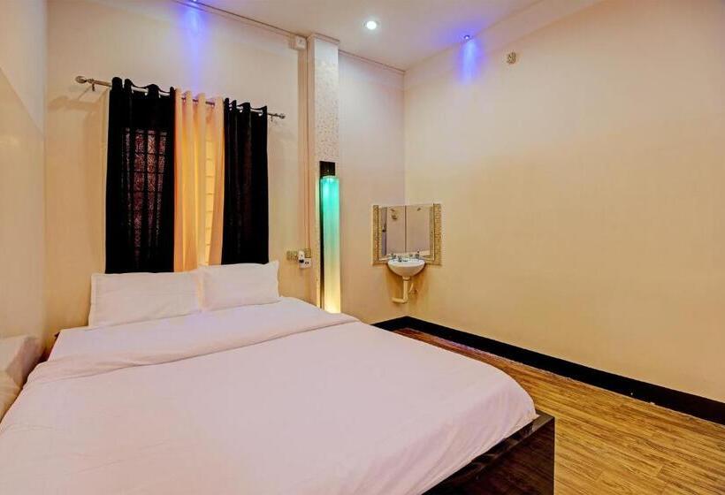 トリプルクラシックルーム, Oyo Ganapati Bhawan Homestay