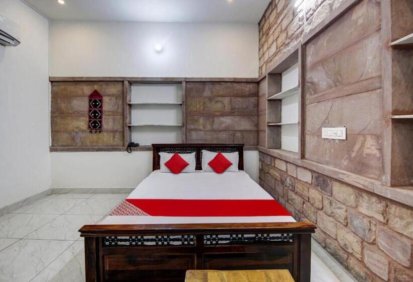 三人经典房间, Super Oyo The Club Hichki