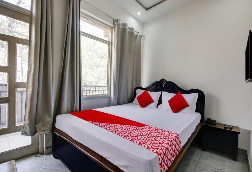 三人经典房间, Super Oyo The Club Hichki