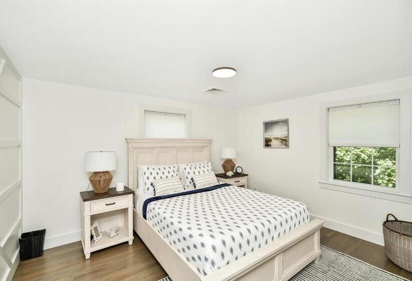 جناح عائلي, Hill House Mashpee