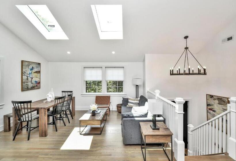 غرفة عائلية, Hill House Mashpee