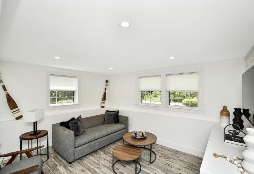 غرفة عائلية, Hill House Mashpee