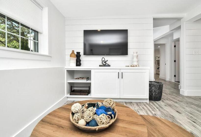 غرفة عائلية, Hill House Mashpee