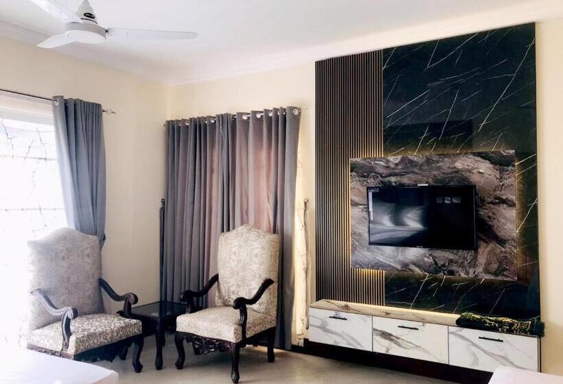 اتاق لوکس با تخت بزرگ, Royal Palace Boutique