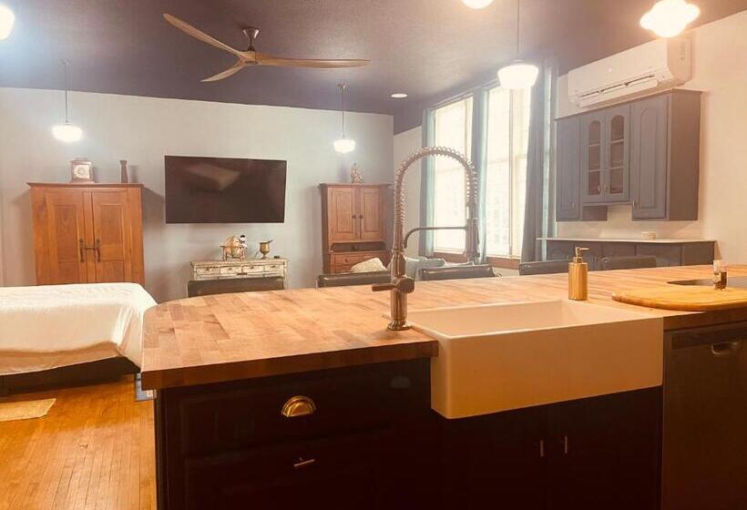 침실 1개 아파트, School Of Fame