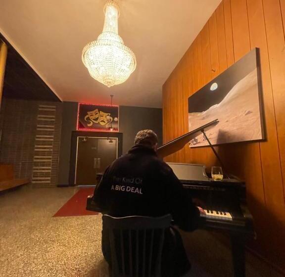 침실 1개 아파트, School Of Fame