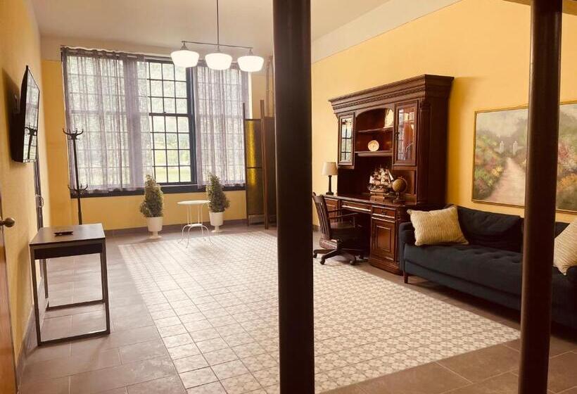 1ベッドルームアパートメント, School Of Fame