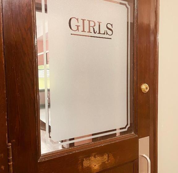 1ベッドルームアパートメント, School Of Fame