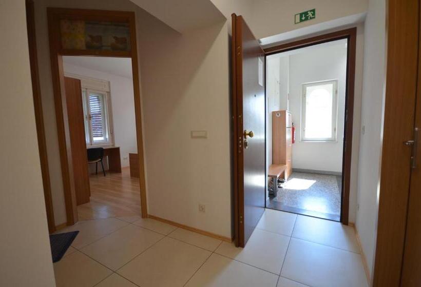 اتاق اکونومی, Glinška Rooms