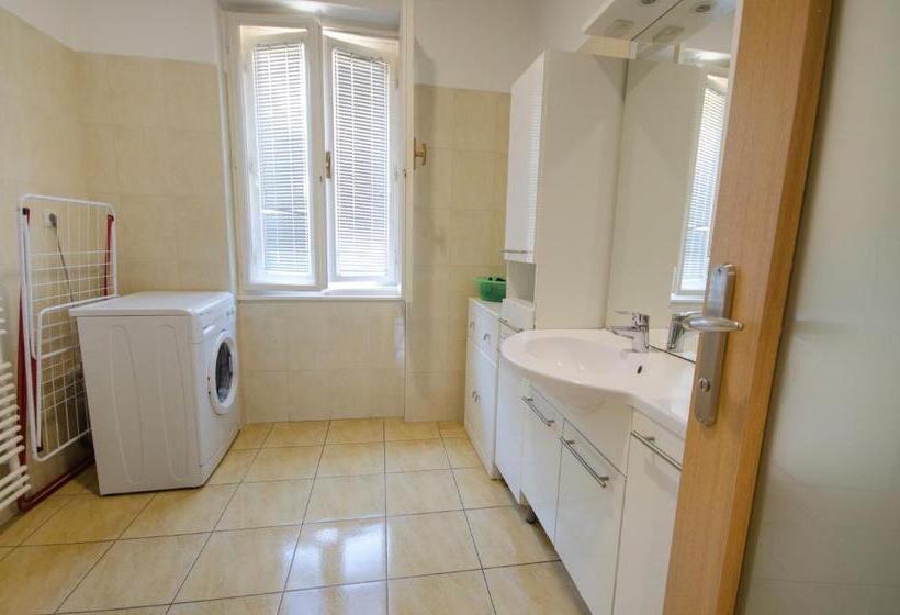 اتاق اکونومی, Glinška Rooms