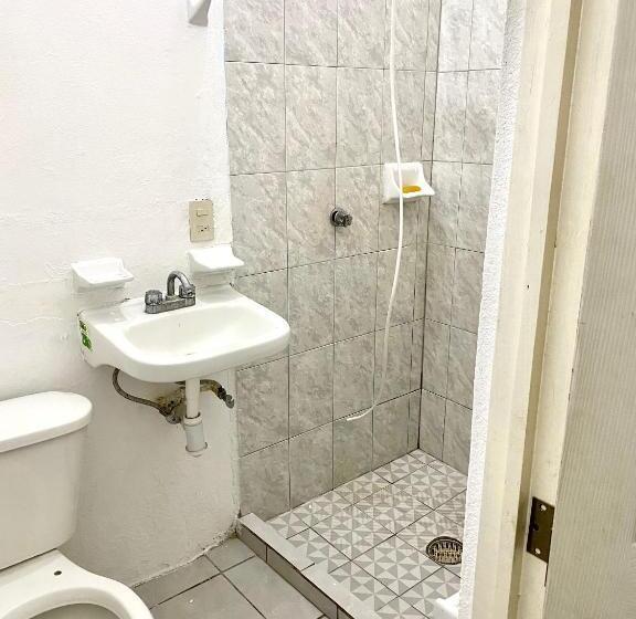 اتاق اکونومی یک تخته, Pomarrosa