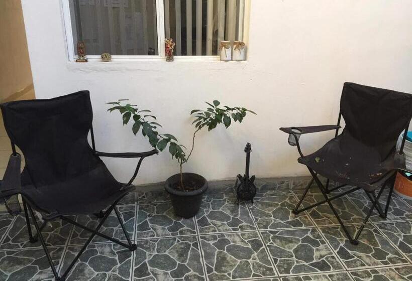 اتاق اکونومی یک تخته, Pomarrosa