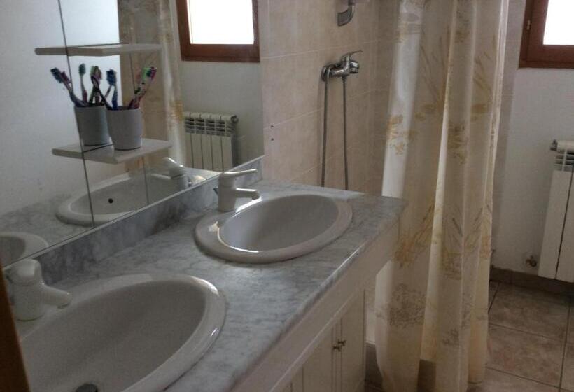 חדר משפחתי חדר אמבטיה משותף, Chambre D Hôte Les Carlines