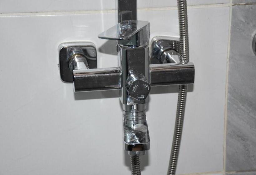 اتاق لوکس, Pent House Inn Namugongo