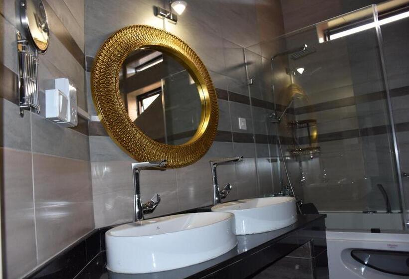 سوییت جونیور با بالکن, Pent House Inn Namugongo