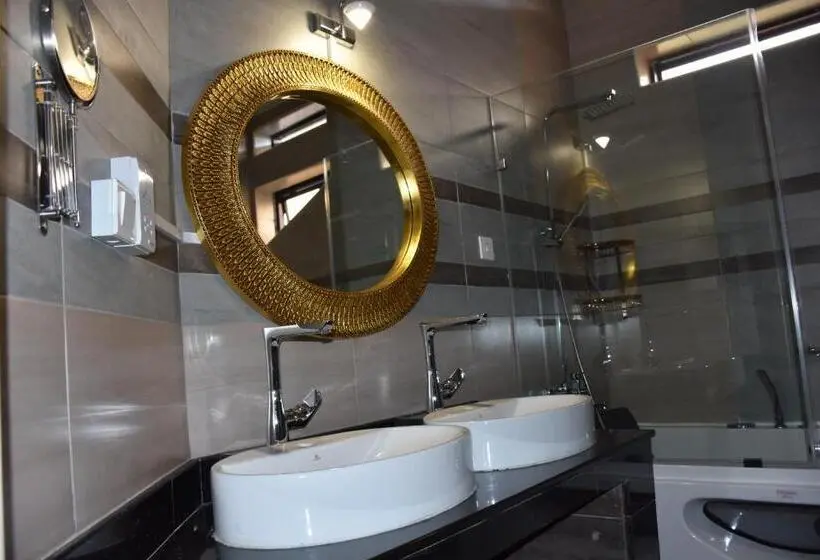 سوییت جونیور با بالکن, Pent House Inn Namugongo