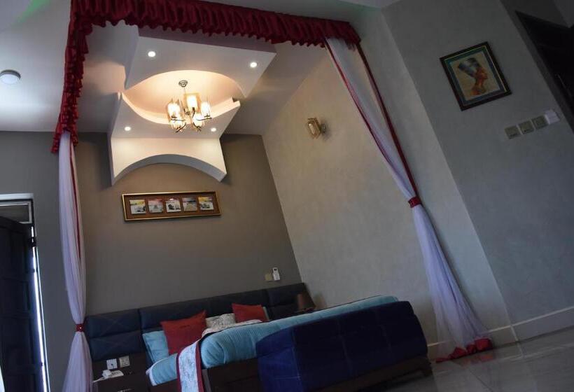 سوییت جونیور با بالکن, Pent House Inn Namugongo