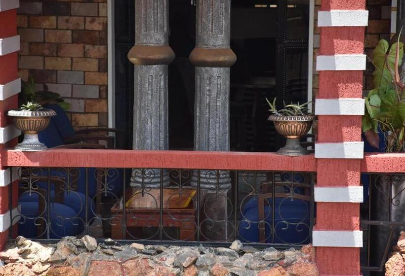 سوییت جونیور با بالکن, Pent House Inn Namugongo