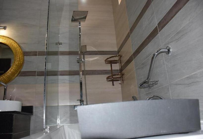 سوییت جونیور با بالکن, Pent House Inn Namugongo