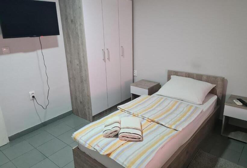 اتاق استاندارد سه نفره, Happy Stay