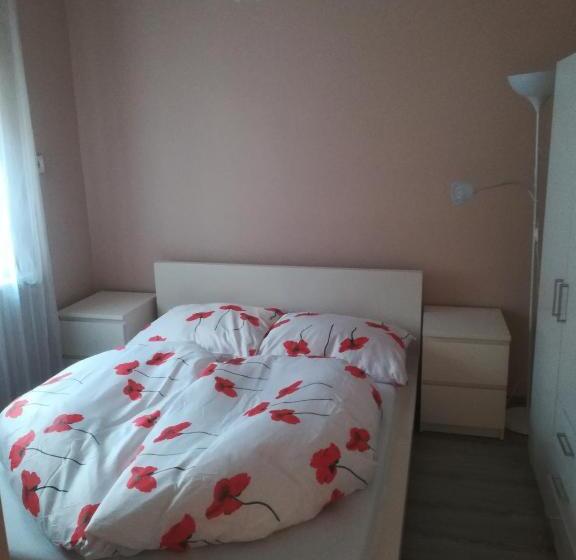 침실 3개 주택, Leander House