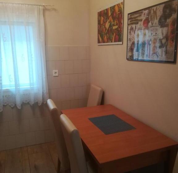 침실 3개 주택, Leander House