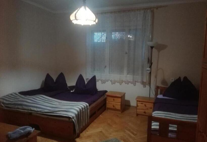 침실 3개 주택, Leander House