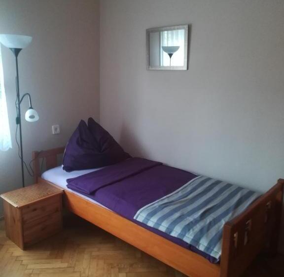 Дом 3 Спальни, Leander House