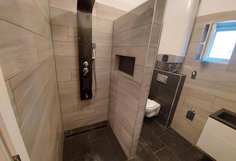 침실 3개 주택, Leander House