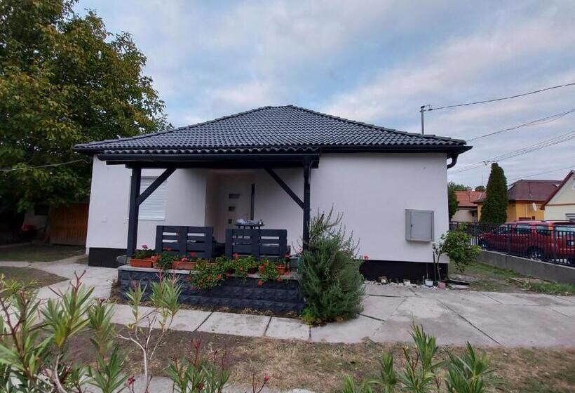 침실 3개 주택, Leander House