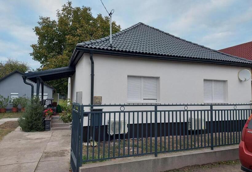 Дом 3 Спальни, Leander House