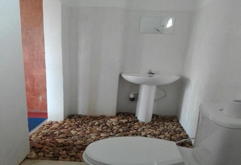 غرفة عائلية, Rahangala Edge