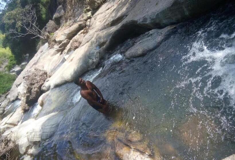 غرفة عائلية, Rahangala Edge