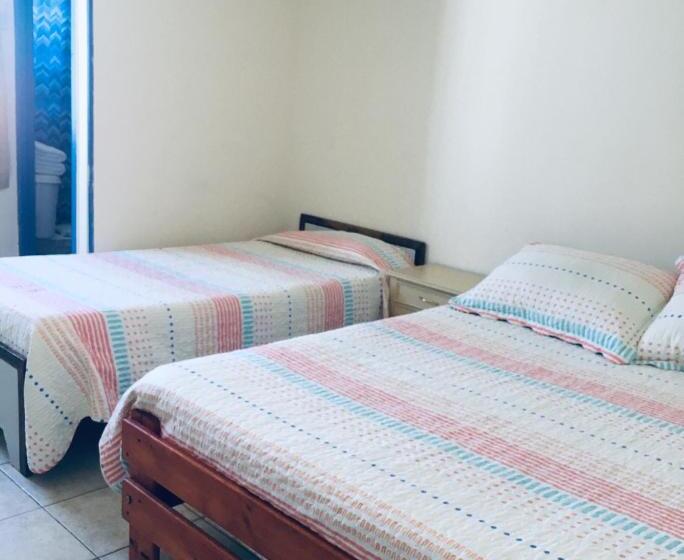 غرفة قياسية ثلاثية, Hostal Amunategui