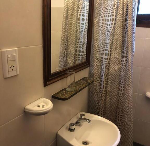 חדר סטנדרט לשלושה, Aguirre