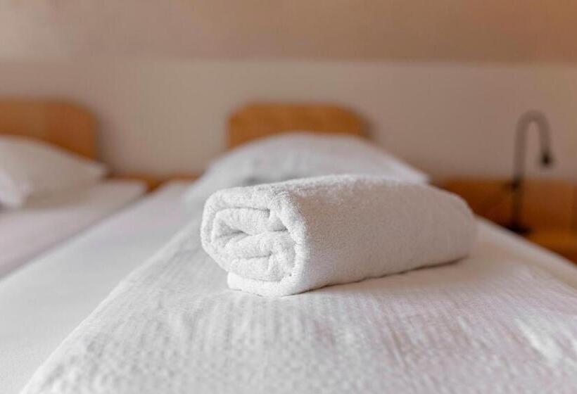 اتاق استاندارد سه تخته با بالکن, Burger Veniše