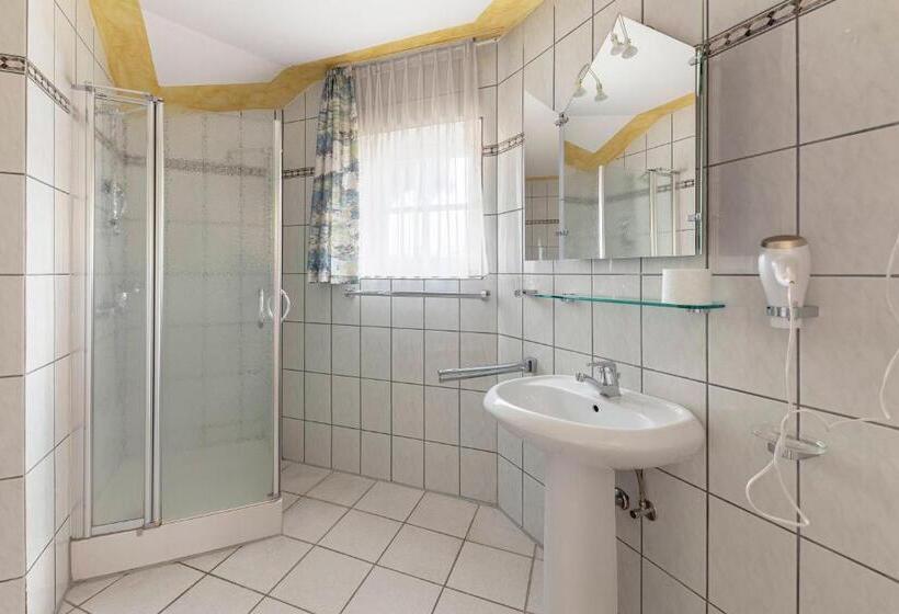 اتاق استاندارد سه تخته با بالکن, Burger Veniše