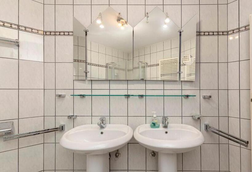 اتاق استاندارد چهارنفره با بالکن, Burger Veniše