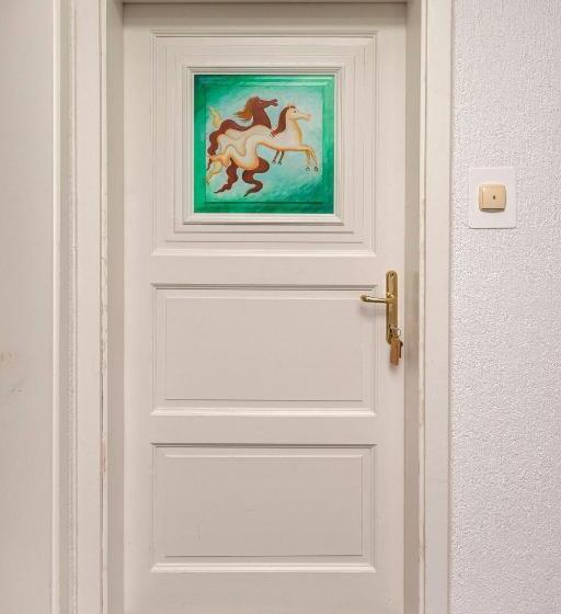 اتاق استاندارد سه نفره, Burger Veniše