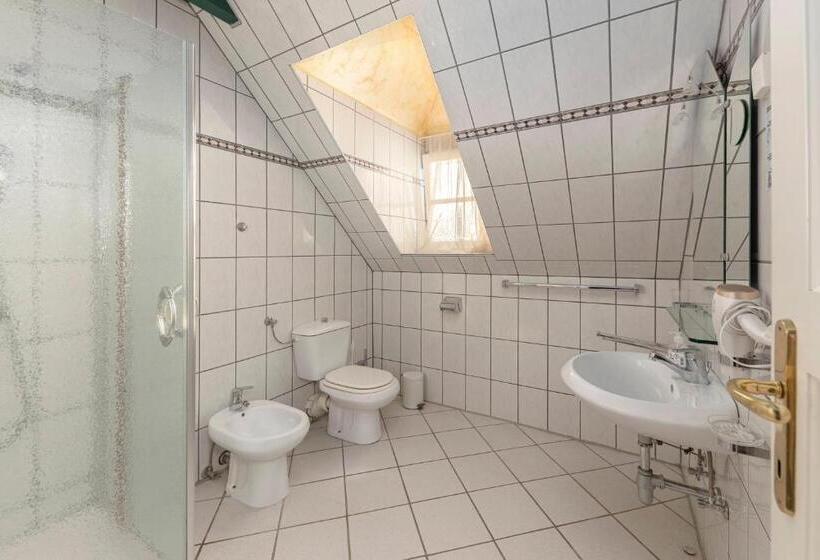 اتاق استاندارد سه نفره, Burger Veniše