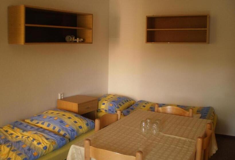 スタンダード４人部屋, Pod Skalou