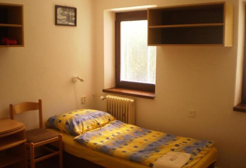 スタンダード４人部屋, Pod Skalou