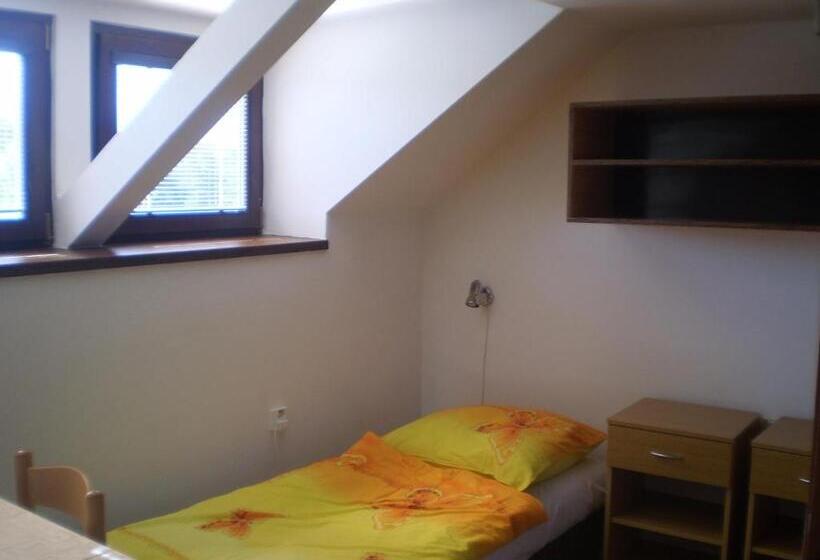 スタンダードトリプルルーム, Pod Skalou