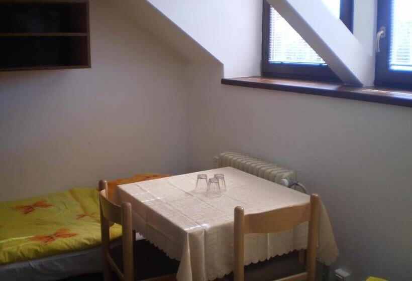 スタンダードトリプルルーム, Pod Skalou