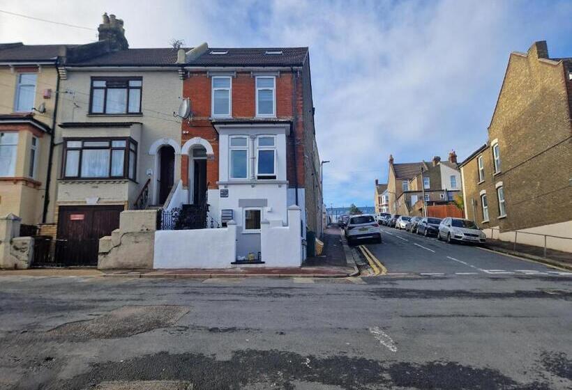 شقة غرفة واحدة, Pembroke Heights