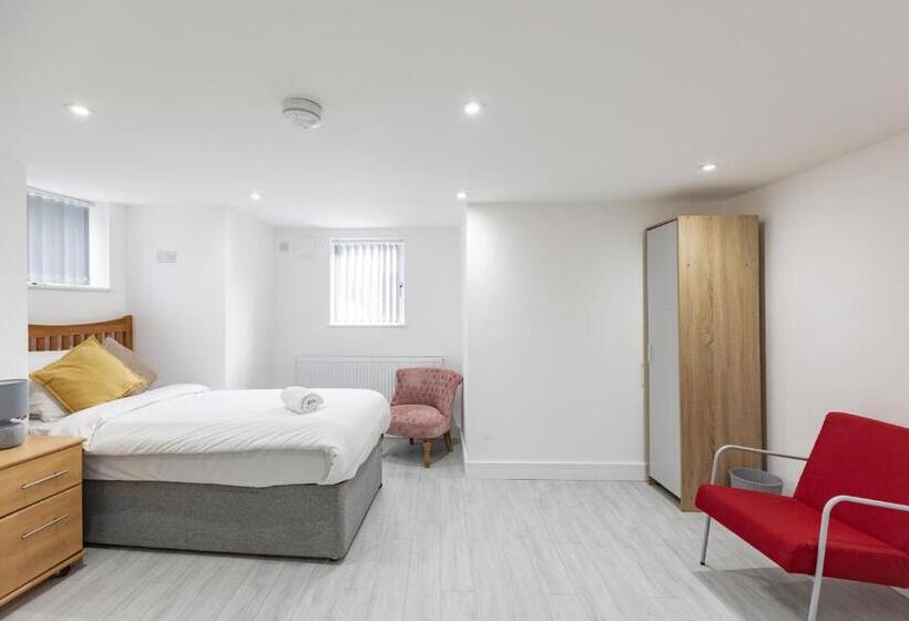 شقة غرفة واحدة, Pembroke Heights