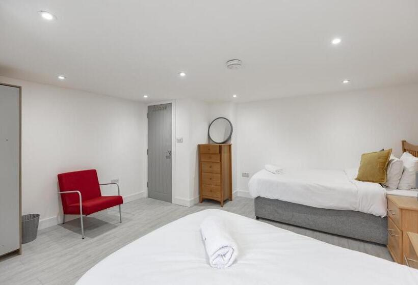 شقة غرفة واحدة, Pembroke Heights